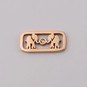 Detail van een gouden rechthoekige holle hanger met twee olifanten en een diamantje