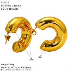 Detailed size chart for golden C-shape earrings with 31mm height and 10mm thickness