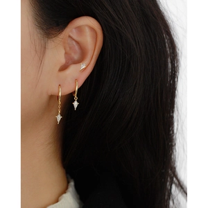 Ensemble de boucles d'oreilles géométriques en argent S925 doré et zircon sur mannequin