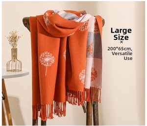 Détail d'une écharpe orange et beige avec imprimé pissenlit et franges, 200*65cm