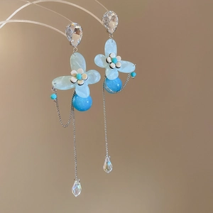 Orecchini a fiore in chiffon blu con ago d'argento e nappine di perle eleganti