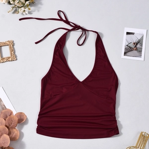 Détail du haut dos nu bordeaux avec taille froncée élastique et texture en maille