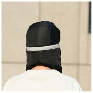 Vue arrière du bonnet trappeur thermique avec bande réfléchissante pour la sécurité