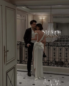 Abito in raso bianco con fiori 3D in vita e spacco laterale elegante e lussuoso