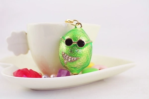 Dettaglio di un portachiavi a limone verde con occhiali da sole su piatto a cuore