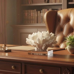Elegante scultura di corallo in resina bianca su base acrilica per arredo moderno