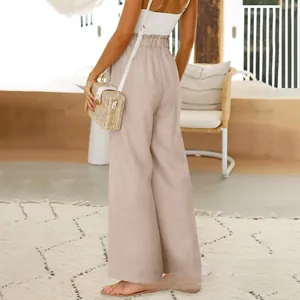 Dettaglio dei pantaloni a gamba larga in cotone e lino con vita alta elastica