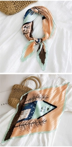 Dettaglio macro del foulard in seta plissettato con stampa naturale e motivi di alberi