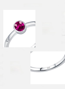 Détail de la bague en argent S925 avec zircon rouge sang de pigeon 5A et poinçon S925