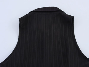 Vue détaillée de la robe sans manches à rayures noires avec col à revers superposé au dos
