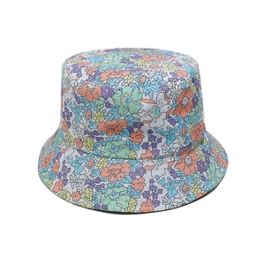Vue de dessus du motif floral coloré sur la couronne d'un chapeau cloche d'été en coton