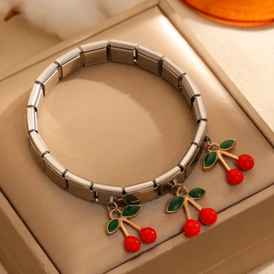 Nahaufnahme des italienischen Edelstahl-Gliederarmbands mit roten Kirsch-Anhängern