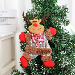 Dettaglio di una renna natalizia di peluche con bottone a fiocco appesa all'albero