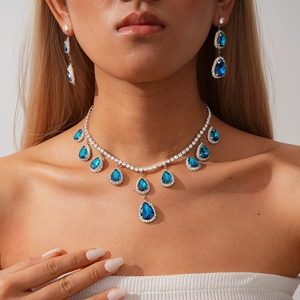 Parure de bijoux luxueuse avec collier et boucles d'oreilles en pierre bleue goutte