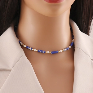 Collana artigianale in pietra naturale con perline blu e accenti dorati