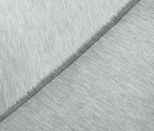 Détail macro de la texture du tricot gris et des coutures précises de la robe