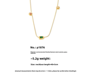 Dettaglio del ciondolo in vetro rettangolare verde su collana in acciaio placcato oro 18k