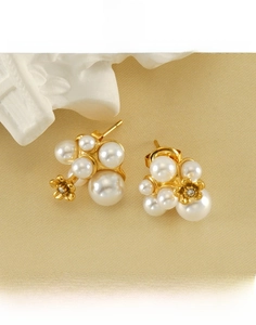 Detail of titanium steel pearl flower earrings with gold plating and white pearls