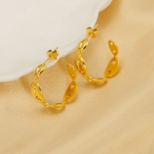 Golden pig nose hoop earrings in C-shape with a high-polished metallic mirror finish
