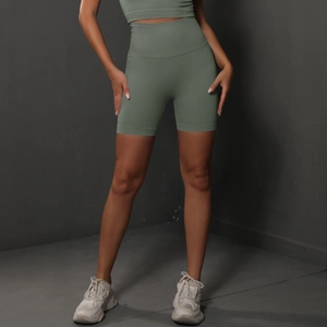 Détail du short de yoga vert sauge sans couture avec large taille haute côtelée