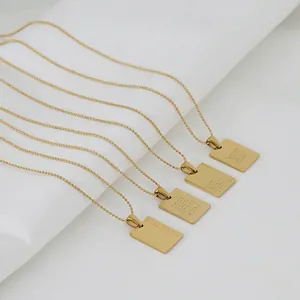 Collares con colgantes rectangulares de oro de 18K con frases motivadoras grabadas en cadenas