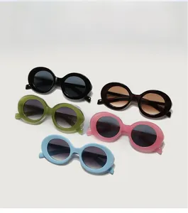 Vista piatta di occhiali da sole ovali retro in nero, tartarugato, verde, rosa e blu