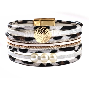 Bracelet multicouche léopard et perles avec fermoir magnétique sur fond blanc