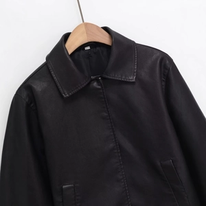 Veste en similicuir noir avec col à revers classique et poches latérales sur cintre en bois