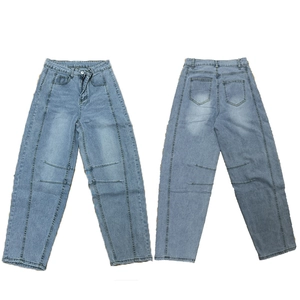 Vista dettagliata anteriore e posteriore di jeans dritti lavati azzurro per donna