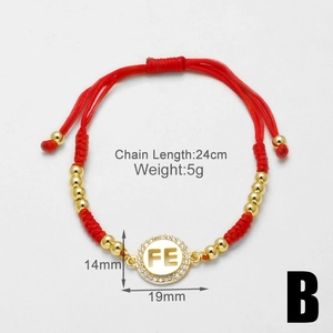 Detail eines roten geflochtenen Armbands mit Zirkonia-Goldmedaille und Kordel