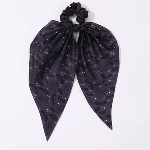 Détail du chouchou d'Halloween violet avec motifs de toile d'araignée et de chauve-souris