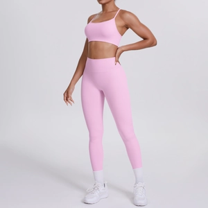 Detailansicht des blassrosa Sport-BHs mit Überkreuz-Rücken und High-Waist Yoga-Leggings