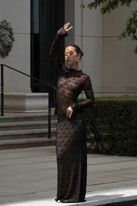 Vue détaillée de la texture en dentelle florale noire et du mesh transparent de l'ensemble