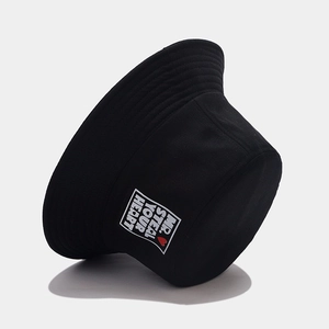 Cappello da pescatore in tela nera con ricamo MR. STEAL YOUR HEART e logo cuore rosso