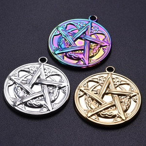 Détail de pendentifs étoile et nœud celtique en arc-en-ciel, argent et or 18 carats