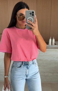 Détail du t-shirt à manches courtes rayé rose et orange avec col rond côtelé
