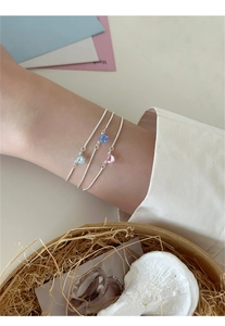 Dettaglio del bracciale catena serpente in argento 925 con zirconi a cuore blu e rosa