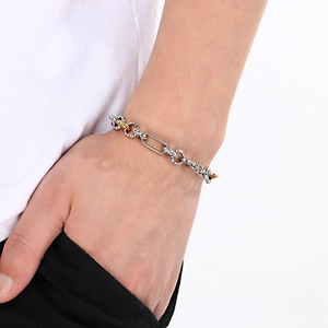 Détail d'un bracelet chaîne torsadée bicolore or et argent avec fermoir trombone