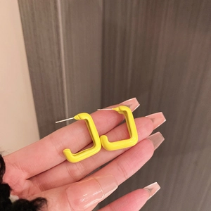 Boucles d'oreilles créoles carrées jaunes avec finition brillante pour femme