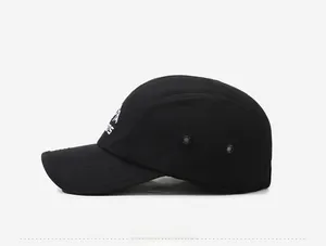 Vista laterale del cappellino nero 5-panel con ricamo montagna e prese d'aria in metallo