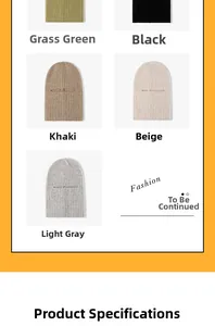Dettaglio dei passamontagna in maglia nei colori verde, nero, kaki, beige e grigio