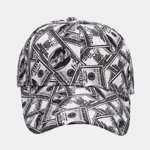 Dettaglio cappello vintage con stampa banconota da 100 dollari su tessuto di cotone