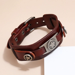 Vista dettagliata del bracciale in pelle marrone con ciondoli a stella vintage in metallo