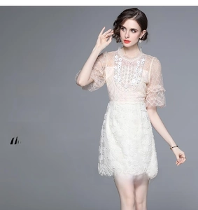 Détails de robe en dentelle avec perles délicates, fleurs 3D et manches bouffantes