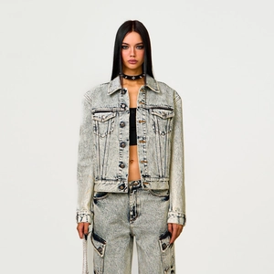 Ensemble veste en jean snow wash et pantalon cargo de style vintage gris clair urbain