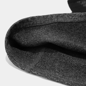 Macro-opname van donkergrijze thermische fleece met fijne overlock stiksels details