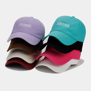 Dettaglio di vari cappellini da baseball con ricamo New York in diversi colori