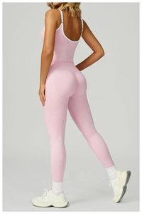 Détail de l'ensemble de yoga rose avec dos évidé et liseré blanc contrasté sur le haut