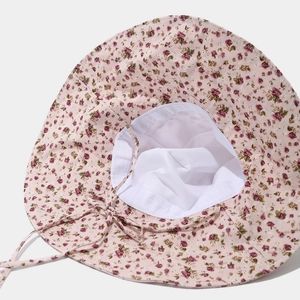 Chapeau de soleil à large bord avec motif floral rose et bride de fixation réglable