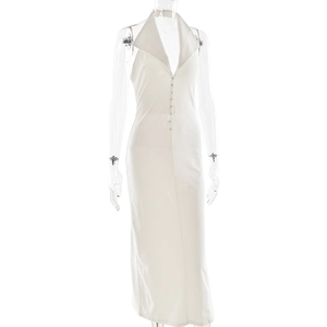 Détails de la robe dos nu blanche coupe ajustée avec rangée de boutons décoratifs